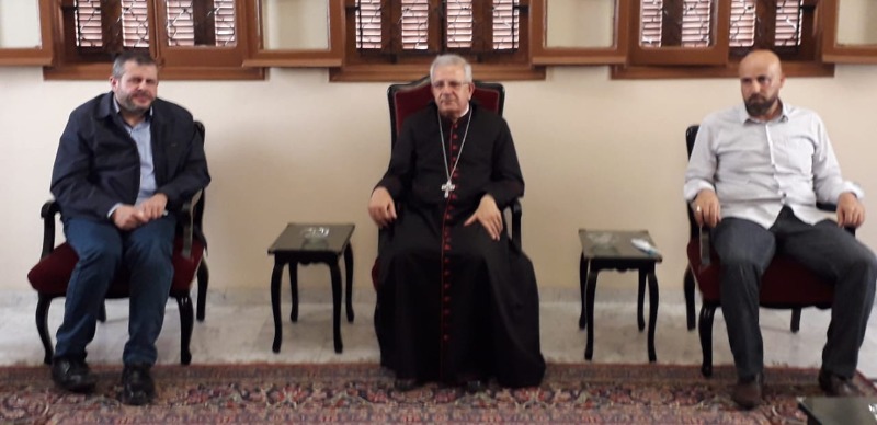 وفد من "حزب الله" زار المطران العمار في صيدا معزياً