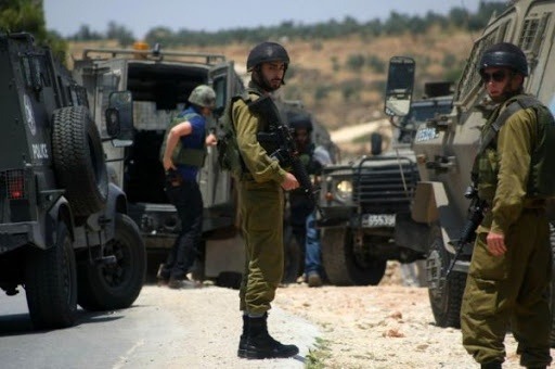 قوات الاحتلال تحرق مقتنيات مسجد وتصيب شابا بالرصاص جنوب جنين