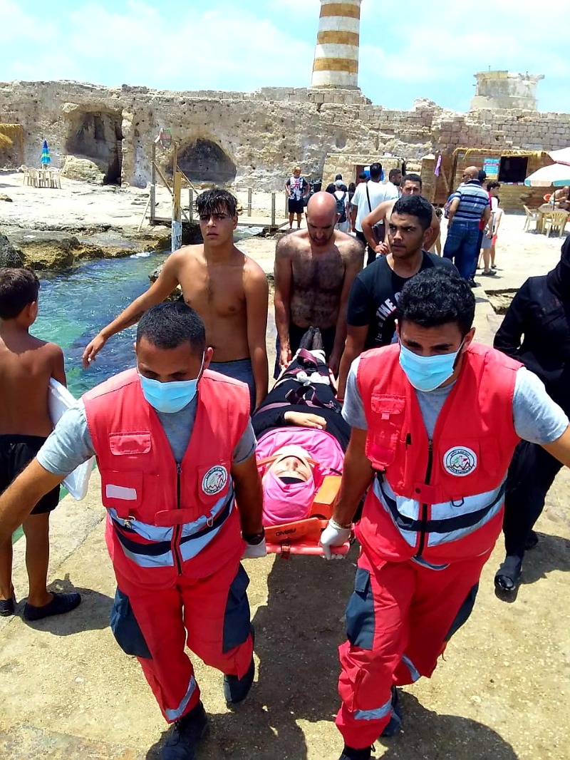 بالصور ... إصابة مواطنة إثر إنزلاقها في زيرة صيدا