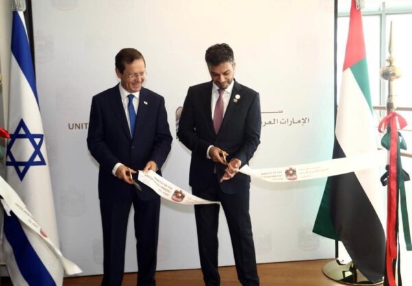 الإمارات تعلن افتتاح سفارتها في "إسرائيل"