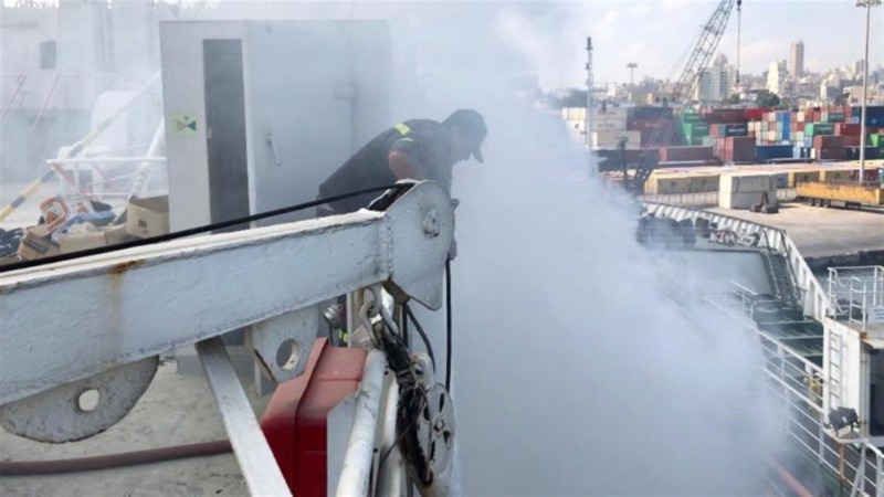 إخماد حريق إطارات وإخلاء عمال سفينة راسية عند مرفأ بيروت