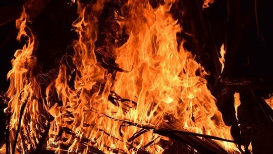 حرائق تسبب بعضها بانفجار ألغام.. وفوج الاطفاء عمل على إخمادها