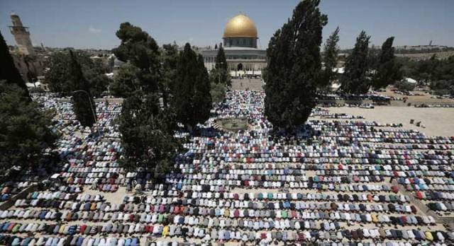 بالصور: صلاة عيد الأضحى من باحات المسجد الأقصى المبارك صباح اليوم