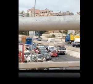 بالفيديو.. اشكال على اوتوستراد الجية أمام محطة محروقات