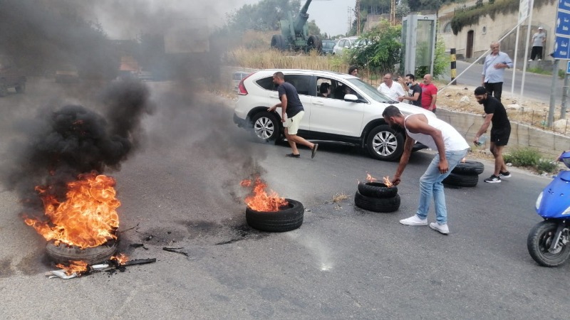 شباب عانوت يقفلون الطريق العام احتجاجا على فقدان مادة المازوت