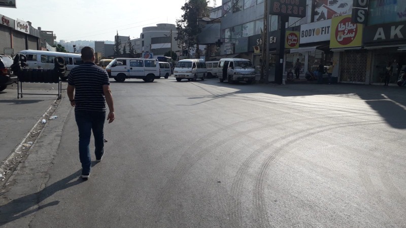 قطع طريق عام الشويفات - مقابل محفوظ من قبل اصحاب الفانات
