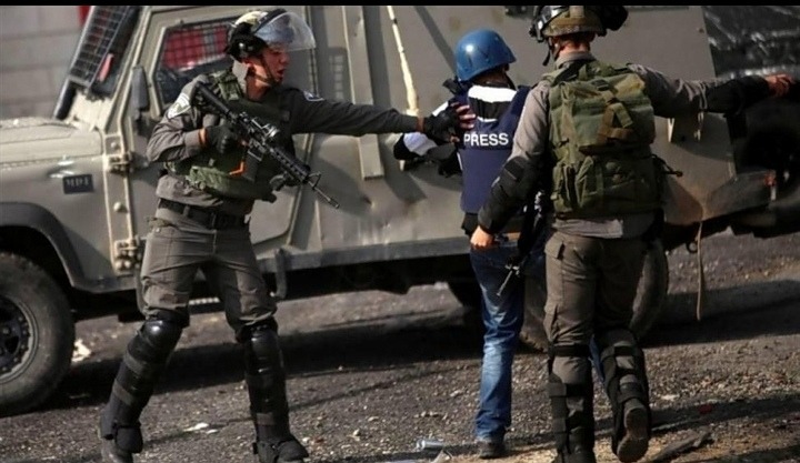مستوطنون يعتدون على صحفيين في تل رميدة وإصابة مواطن في التوانه جنوب الخليل