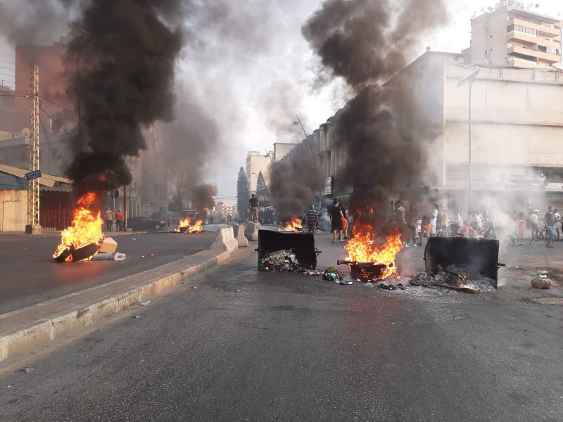 قطع طريق رياض الصلح الرئيسي في صيدا احتجاجا على انقطاع التيار الكهربائي