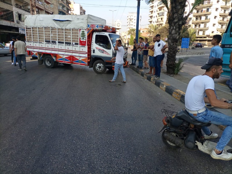 محتجون قطعوا طريق البداوي الدولي بالشاحنات والسيارات
