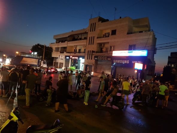 قطع طريق عام الشويفات احتجاجا على انقطاع التيار وتردي الاوضاع المعيشية