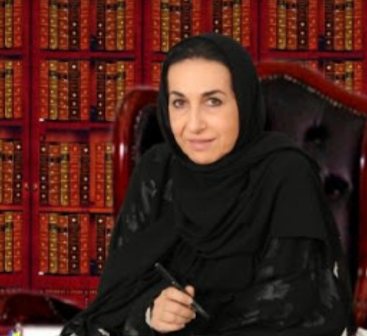 بالصور - الشاعرة والفنانة التشكيلية اللبنانية ليلى عساف ترسم بالقلم واللوحة صيدا القديمة