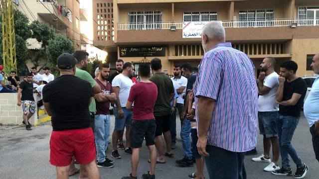أسامة سعد خلال لقائه بوفود شعبية من أحياء صيدا تشكو الانقطاع المتواصل للكهرباء، يجدد الدعوة للقضاء والأجهزة الأمنية بالقيام بواجبها في ملاحقة المهربين وتجار السوق السوداء لمادة المازوت