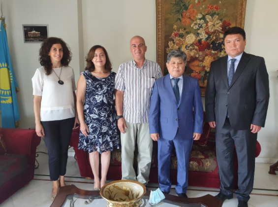 رئيس البعثة الدبلوماسية لكازاخستان التقى وفد "نقابة أدلاء السياحة"