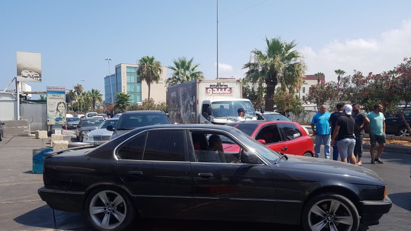 بالصور: قطع الطريق قرب محطة الكيلاني قرب جامع الحريري