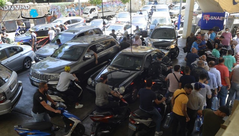 اللبنانيون ضحايا البنزين والتهريب يواصل استنزافهم... والتشكيل من لقاء إلى لقاء