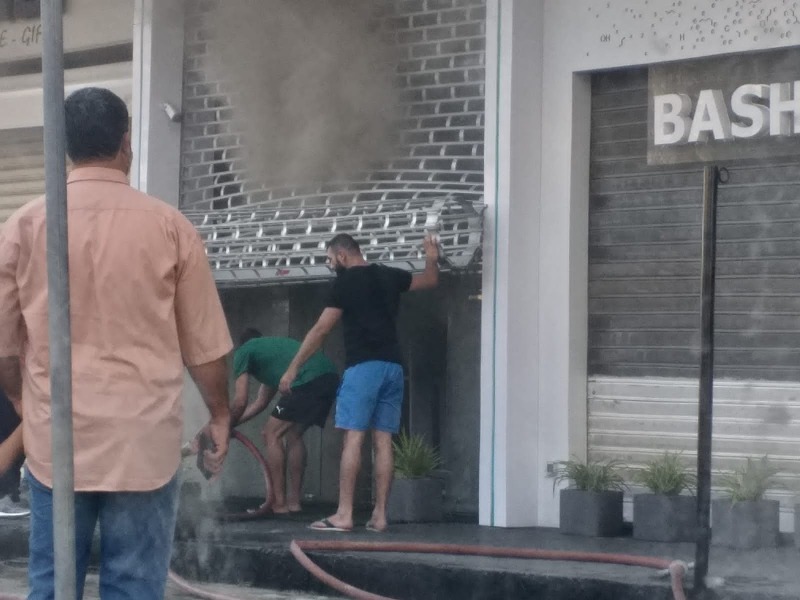 بالصور - اخماد حريق في صيدلية بشاشة بمدينة صيدا