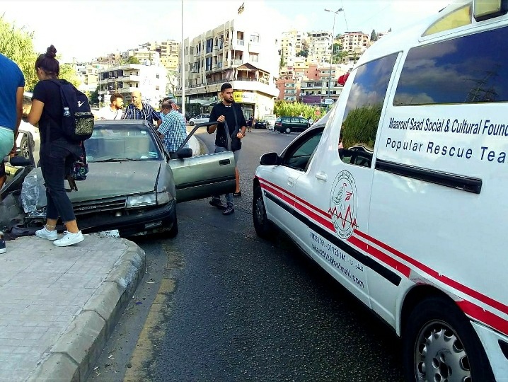 بالصورة ... 3 جرحى في حادث سير بين سيارة وصهريج عند دوار القناية بصيدا