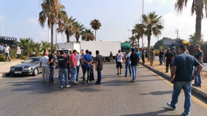 قطع طريق مدخل ‎صيدا الشمالي احتجاجاً على تقنين ‎الكهرباء وإطفاء ‎المولدات