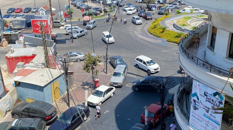 بالصور: قطع طريق النجمة صيدا بالسيارات احتجاجا على رفع الدعم