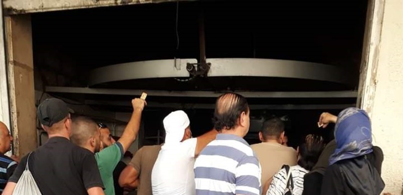 الخبز امام الافران.. بـالصف!‏