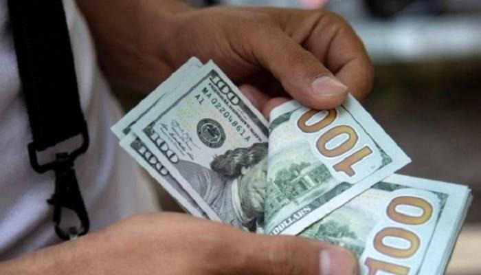 تراجع سريع للدولار في السوق السوداء