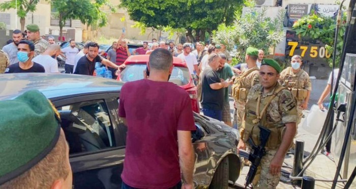 الجيش اللبناني يعلن مصادرة عشرات الاف الليترات من البنزين والمازوت وتوزيعها بالسعر الرسمي