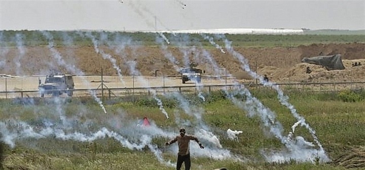 شبان يصلون السياج الأمني شرقي مدينة غزة وقوات الاحتلال تطلق قنابل الغاز تجاههم