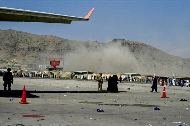انفجار يهز محيط مطار كابول تزامنا مع عمليات الاجلاء الغربية