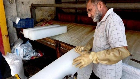 الكهرباء والمازوت يهدّدان صمود آخر معمل ثلج في صيدا