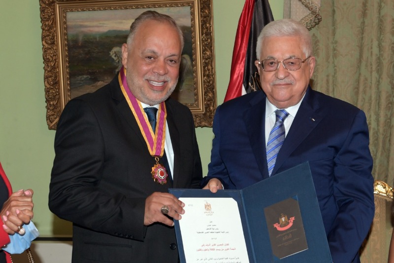 الرئيس عباس يقلّد الفنان المصري أشرف زكي أعلى وسام ثقافي في فلسطين