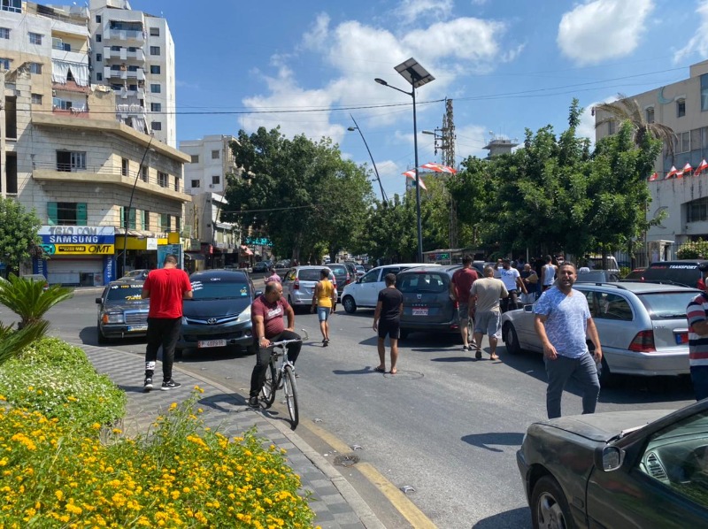 بالصور.. سائقون قطعوا بسياراتهم طريق ساحة النجمة في صيدا احتجاجا على عدم توافر البنزين