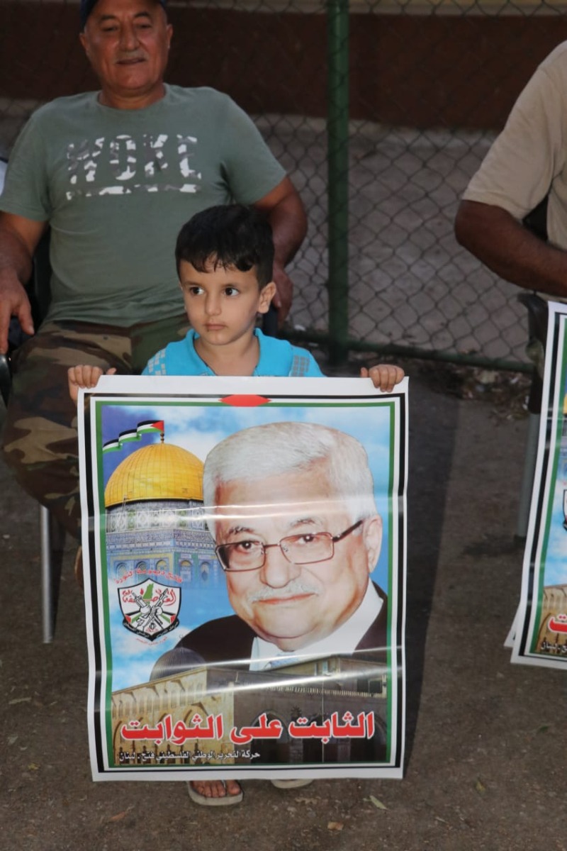 حشود من أبناء الشعب الفلسطيني وحركة "فتح" في صور يتابعون خطاب الرئيس عباس في مخيم البص