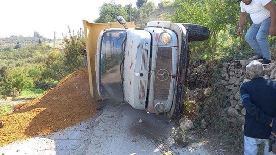 بالصّورة: إنقلاب شاحنة يقطع طريقاً