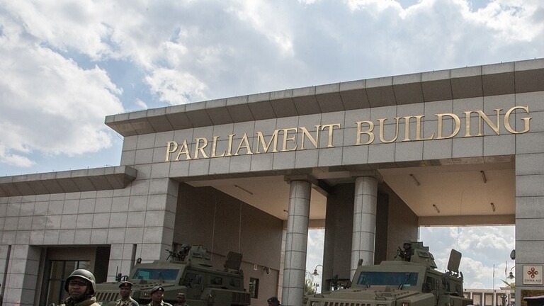 وزير سابق ينتحر في مبنى البرلمان!