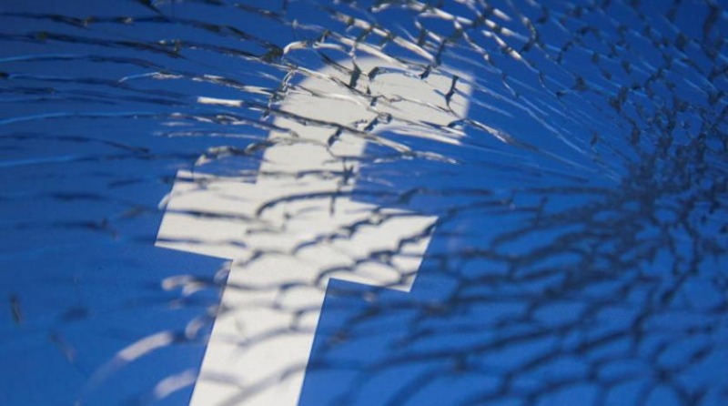 عطل غير مسبوق وتسريب وثائق... الأزمات تطارد «فيسبوك»