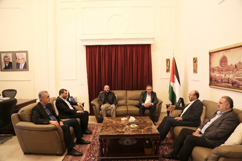 السفير دبور يستقبل وفداً من حركة "حماس"