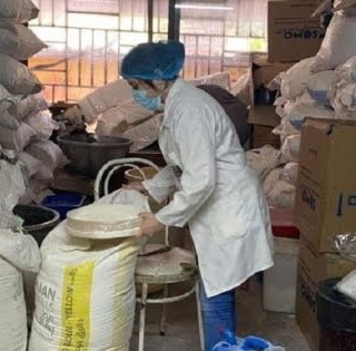 بالصور: عفن ودود في الطحين.. إقفال محل ألبان وأجبان في حارة حريك!