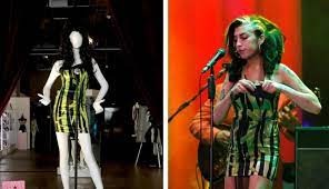 فستان ارتدته المغنية ايمي واينهاوس في آخر حفلاتها بيع بسعر خيالي في مزاد!