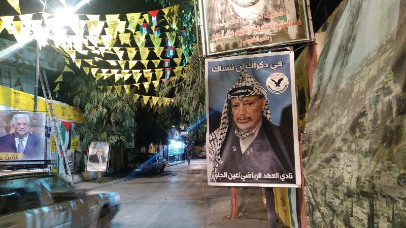 نادي العهد الرياضي يرفع صورة الرئيس ابوعمار في مخيم عين الحلوة