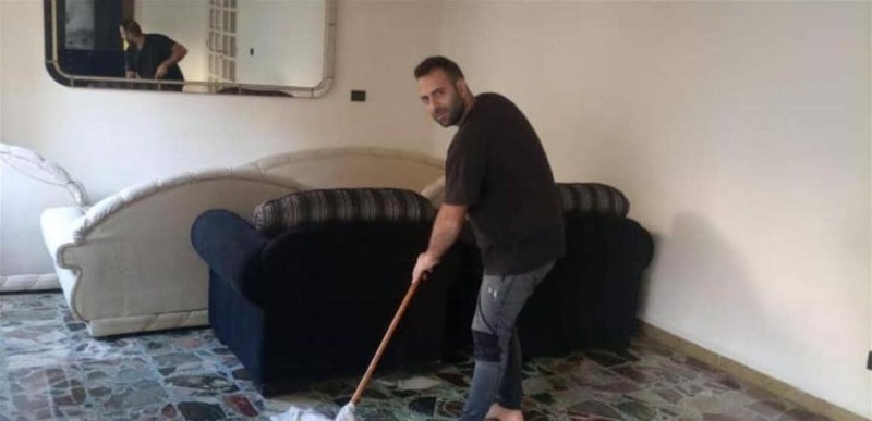 الأزمة اللبنانية تدفع رجالا للعمل في تنظيف المنازل!