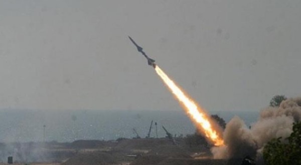 سوريا أطلقت صاروخاً مضاداً للطائرات انفجر فوق شاطئ في حيفا