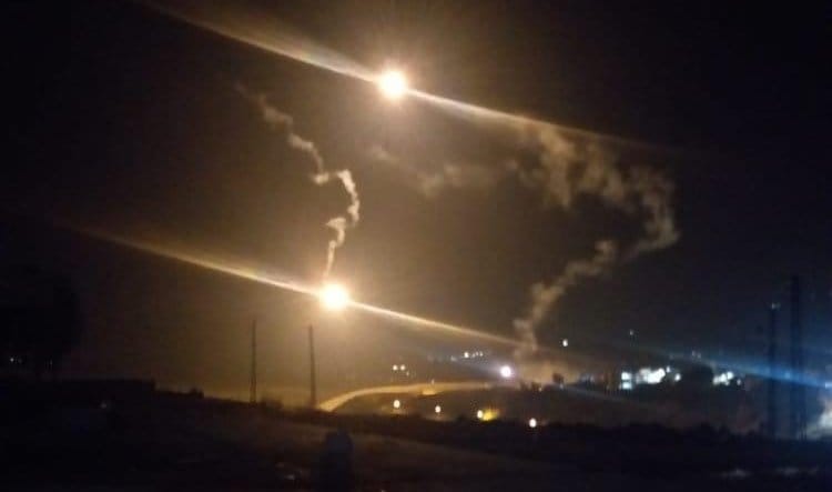 عاجل: جيش العدو الإسرائيلي يلقي قذائف ضوئية في أجواء قريتي الوزاني والغجر