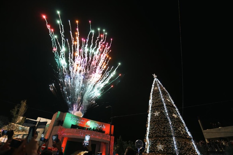 بالصور والفيديو: إضاءة شجرة الميلاد في رام الله