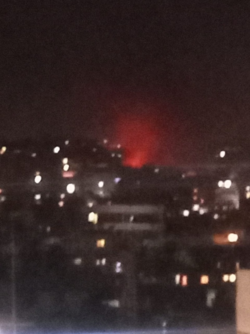 بالصور: انفجار مستودع للذخيرة في مخيم برج الشمالي قرب مدينة صور واحتراق جامع