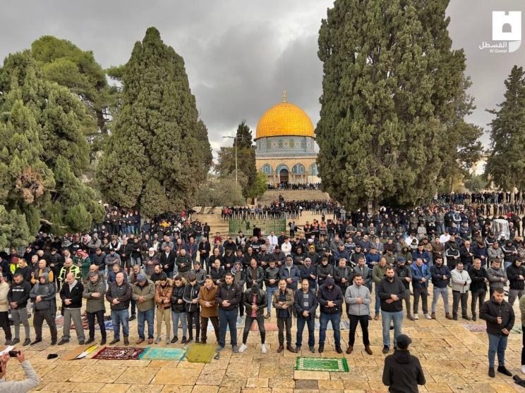 40 ألفا يؤدون صلاة الجمعة في المسجد الأقصى