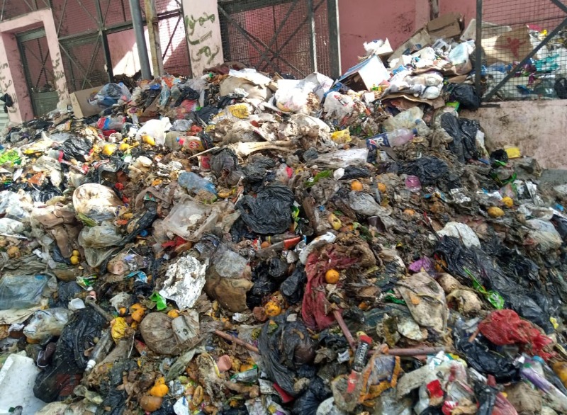 رفع النفايات من حي رجال الأربعين في تعمير عين الحلوة بجهود اللجنة الشعبية في الحي