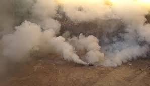 قوات الاحتلال تلقي القنابل الدخانية على ضفاف الوزاني