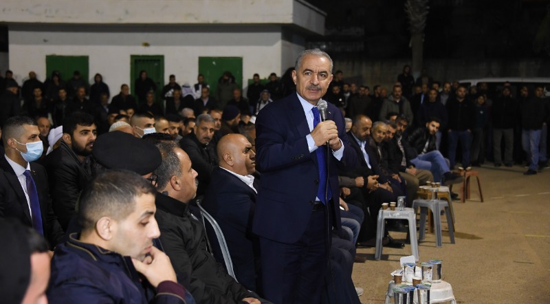 الرئيس أشتية يقدم واجب العزاء بشهداء عقربا