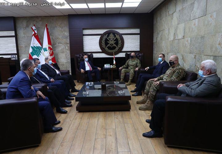 قائد الجيش يستقبل الرجوب ووفد "مركزية فتح"