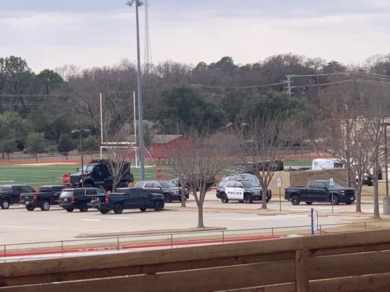 مسلح يحتجز رهائنا داخل كنيس في تكساس!